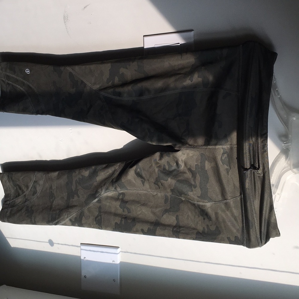 Lululemon camo crop leggings, size 8.